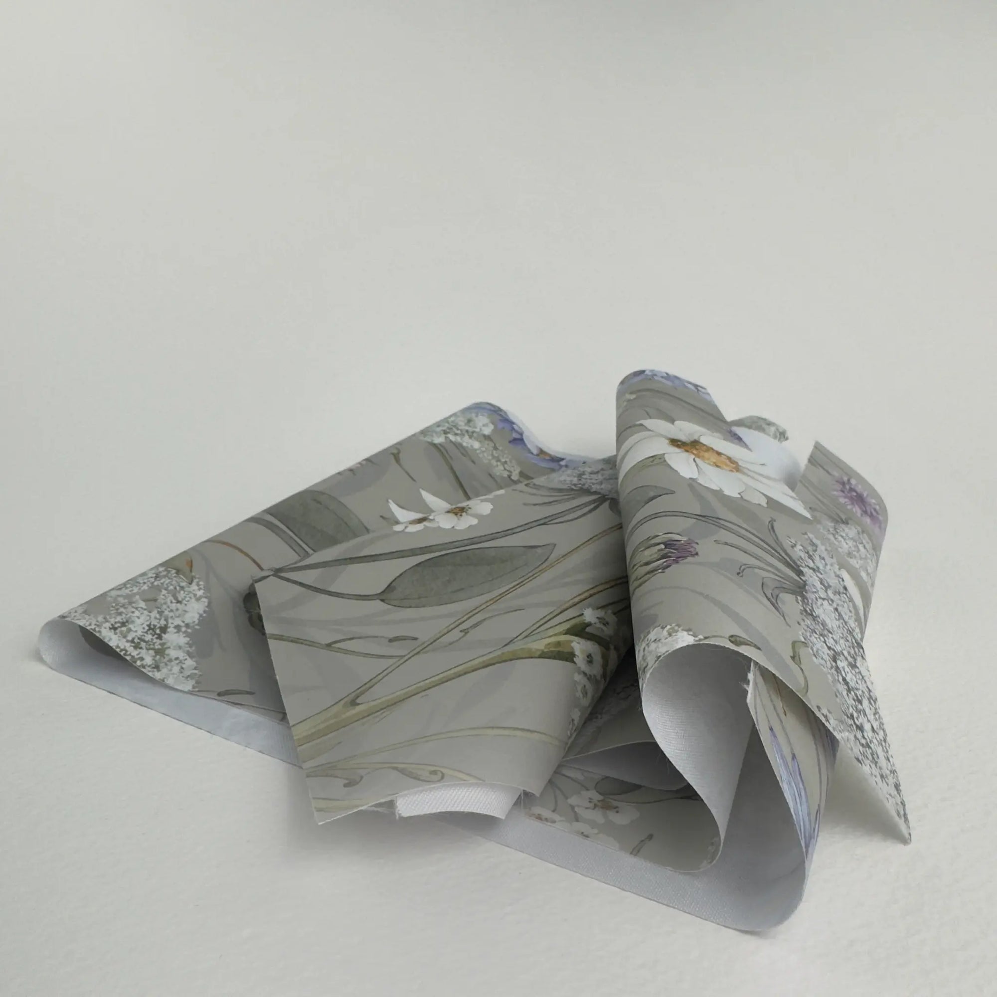 Față de masă cu imprimeu botanical și flori de câmp, potrivită pentru decor de nuntă tematică sau botez