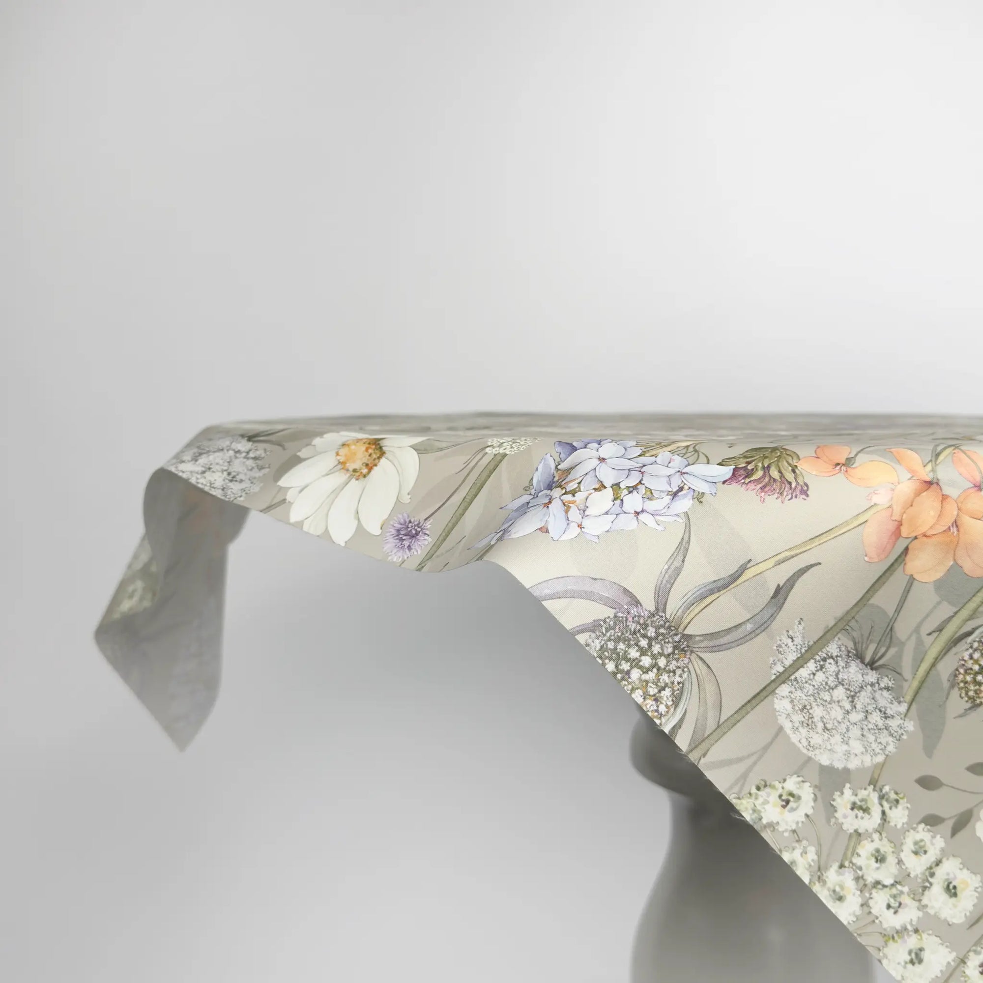 Față de masă botanical cu imprimeu floral de câmp, perfectă pentru decor nunta personalizat și evenimente elegante – Diandra Events