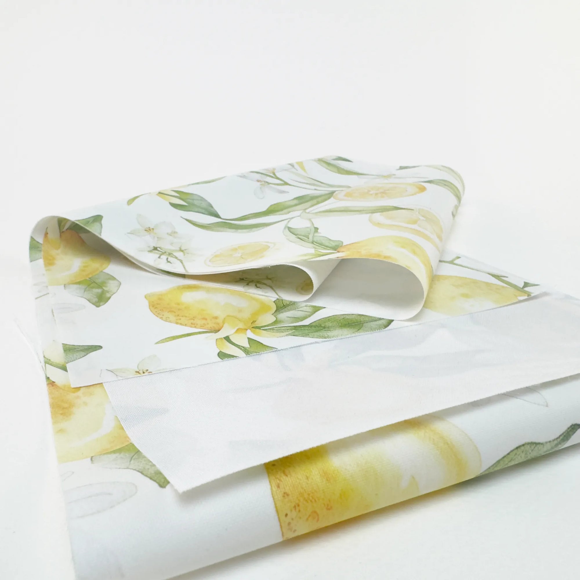 Față de masă decorativă cu lămâi galbene și flori albe, potrivită pentru nuntă tematică sau decor de vară – Diandra Events