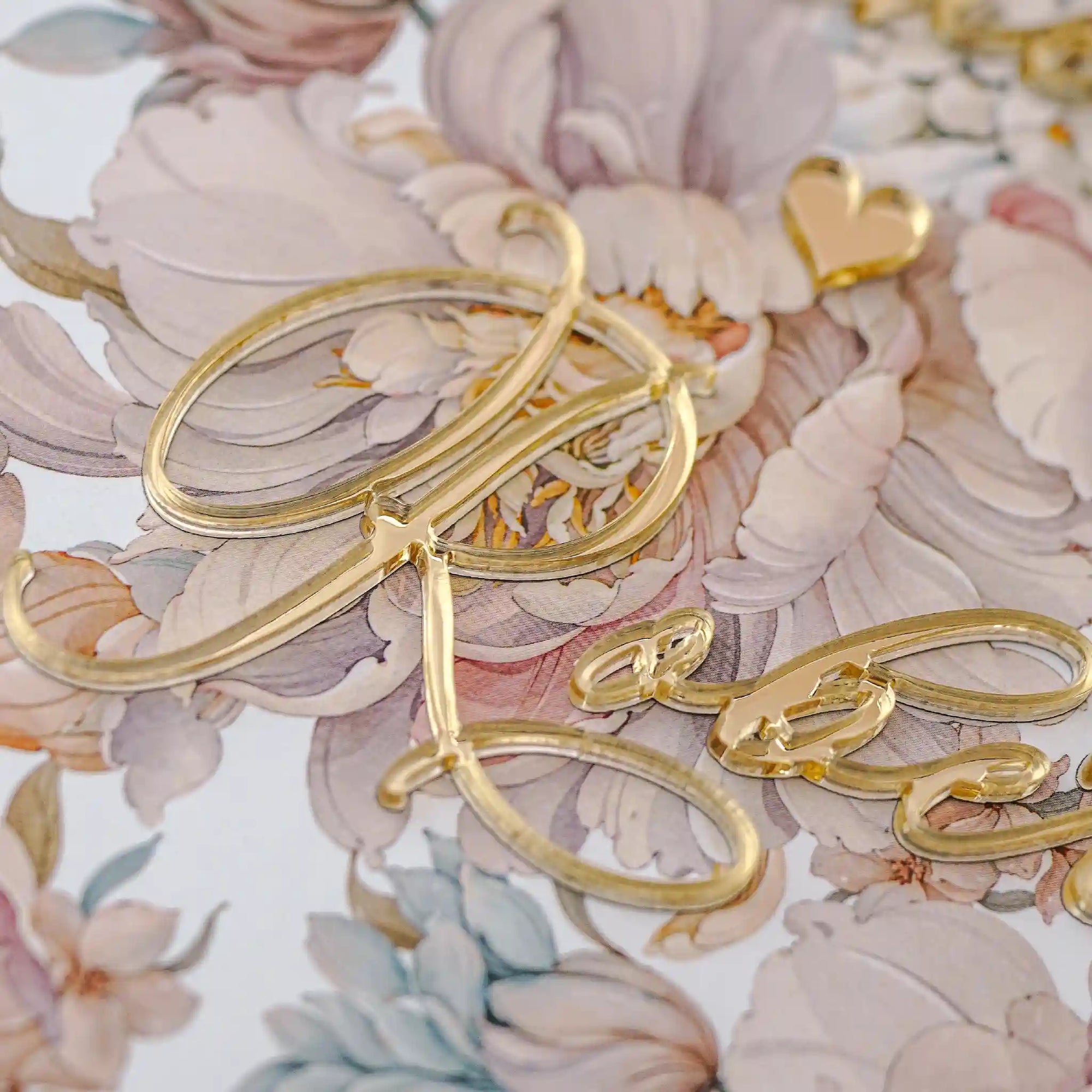 Guest book premium cu design floral pastel și fundă satinată, personalizat pentru nuntă sau botez.