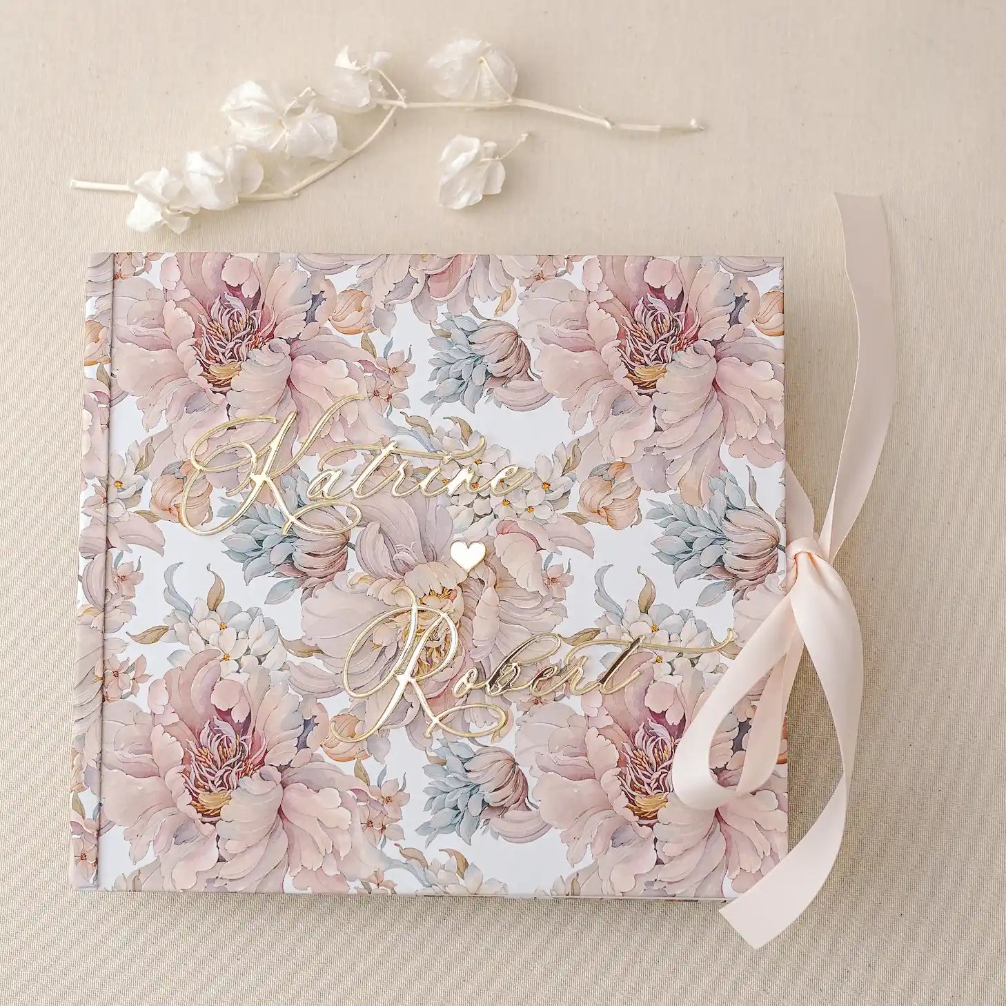 Guest book personalizat floral cu fundă satinată și scris din acril auriu pentru nuntă elegantă
