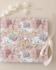 Guest book personalizat floral cu fundă satinată și scris din acril auriu pentru nuntă elegantă