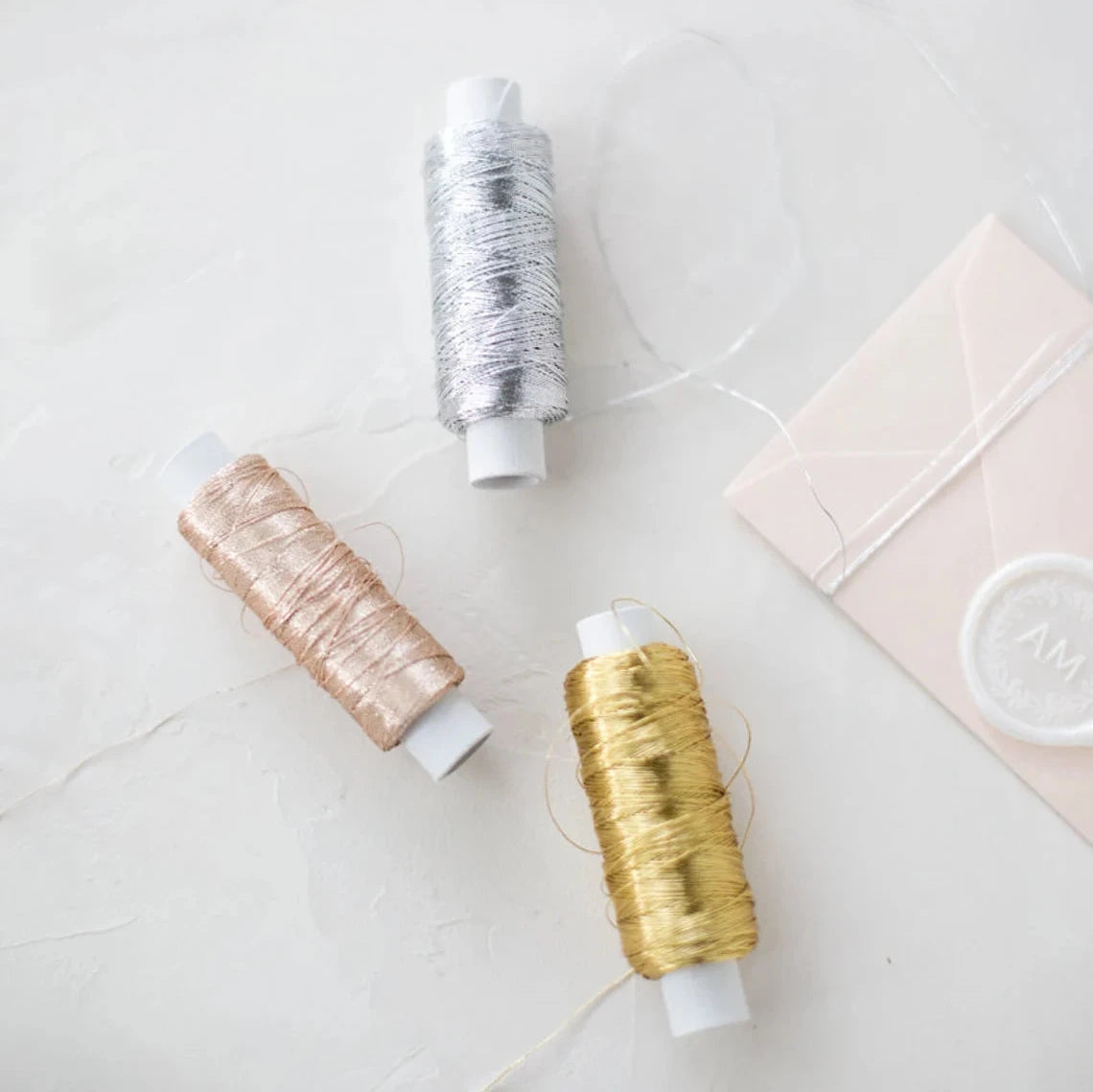 șnur decorativ metalizată în nuanțe aurii, argintii și roz auriu, perfectă pentru legarea invitațiilor de nuntă și accesorizarea papetăriei elegante – Diandra Events.