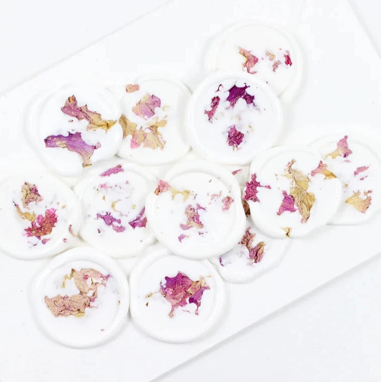 Sigiliu din ceară cu petale florale naturale pentru invitații de nuntă elegante