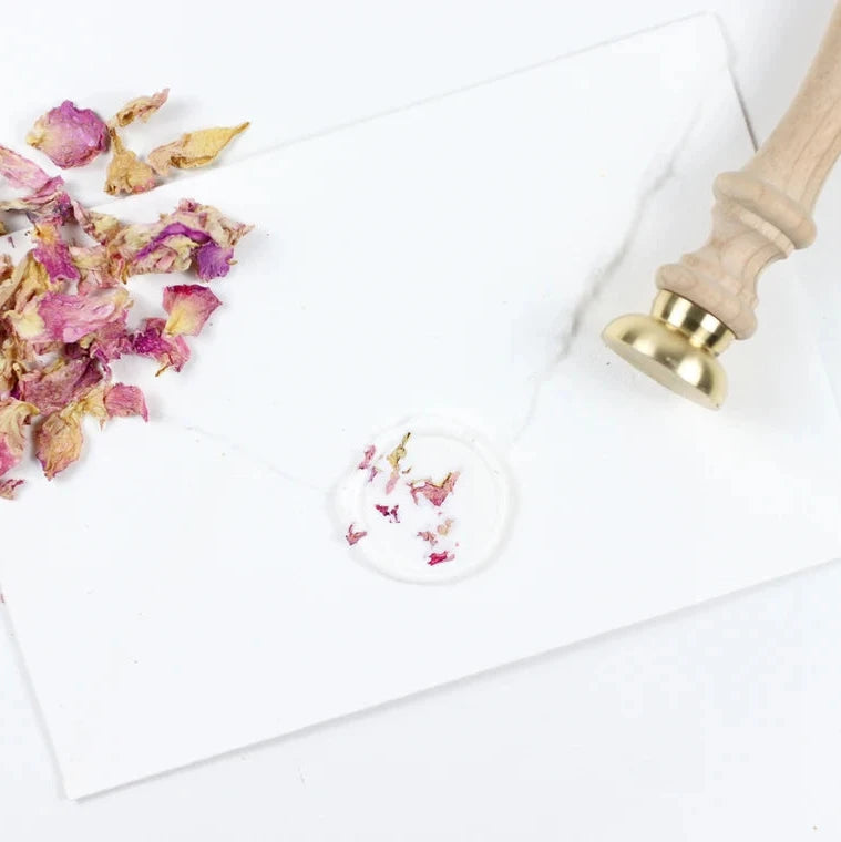 Sigiliu floral handmade aplicat pe plic personalizat pentru evenimente speciale