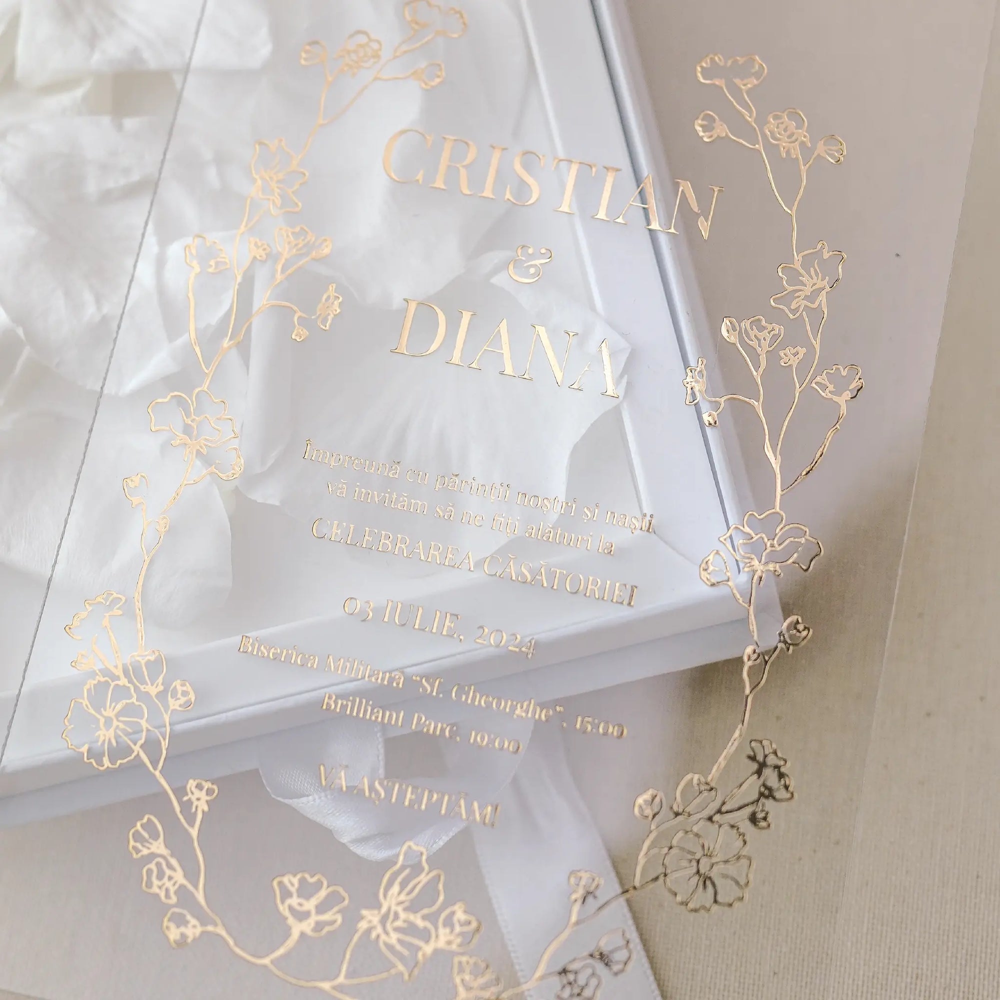 Invitație personalizată pentru nași, realizată din acrilic transparent (PVC plexiglas), cu detalii florale aurii și cutie albă