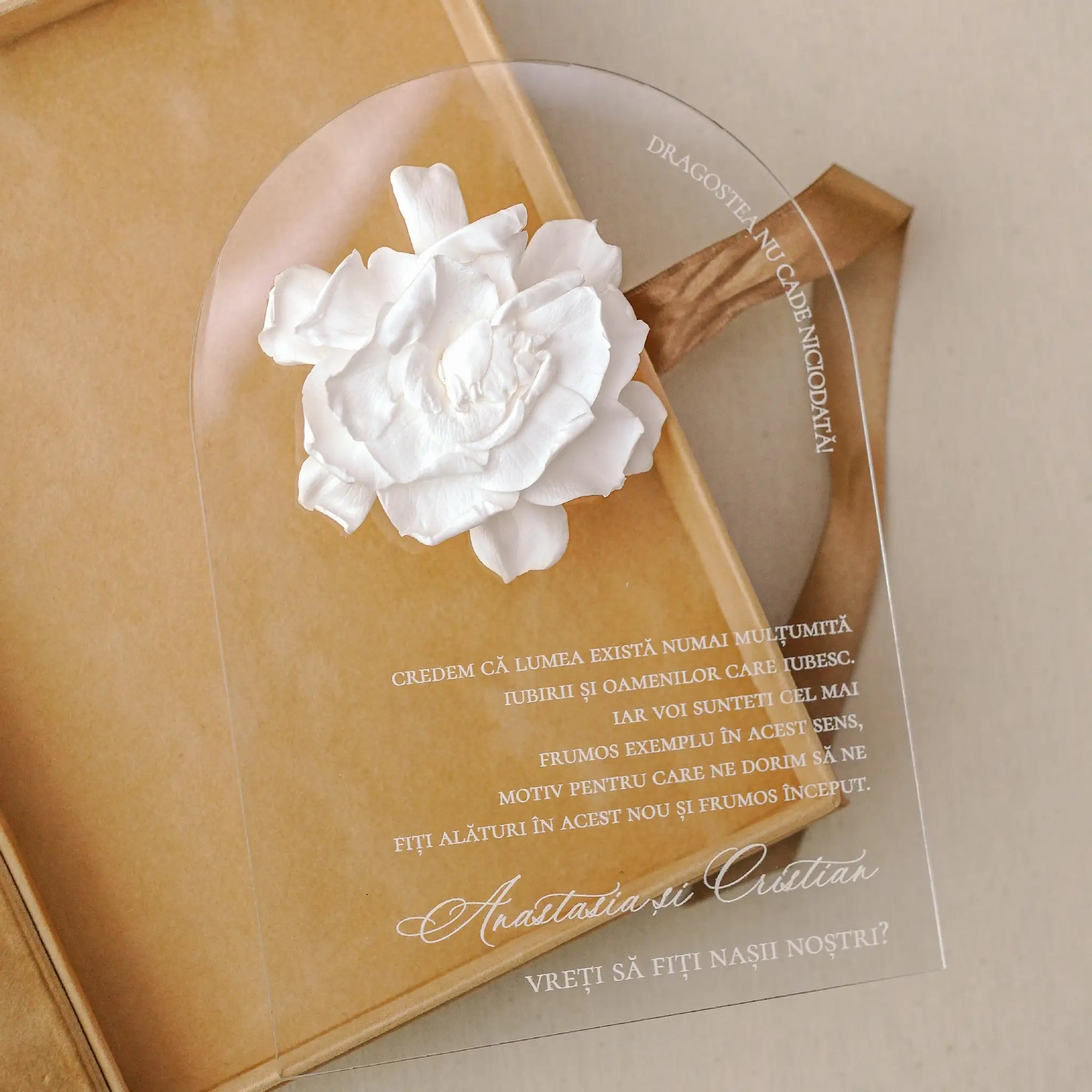 Invitație nași acrilică plexiglas, cu decorațiune florală chiroginată și cutie catifea aurie, ideală pentru un gest emoționant și exclusivist