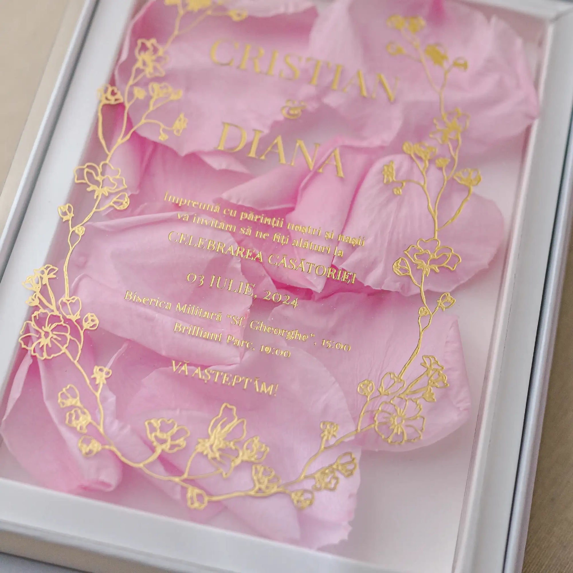 Invitație nași acrilică personalizată, design floral auriu pe plexiglas și cutie albă elegantă pentru prezentare