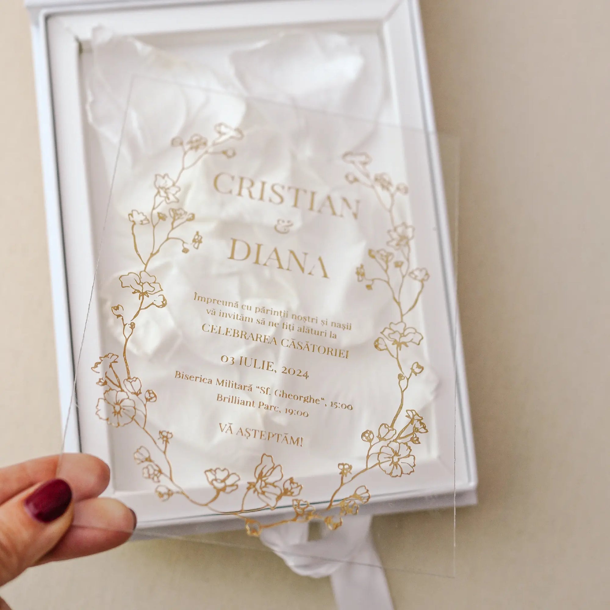 Invitație nași acrilică plexiglas cu flori aurii, petale albe și cutie albă elegantă cu fundă satinată