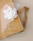 Invitație nași plexiglas elegantă, cu floare chiroginată albă și text personalizat gravat, așezată într-o cutie din catifea premium