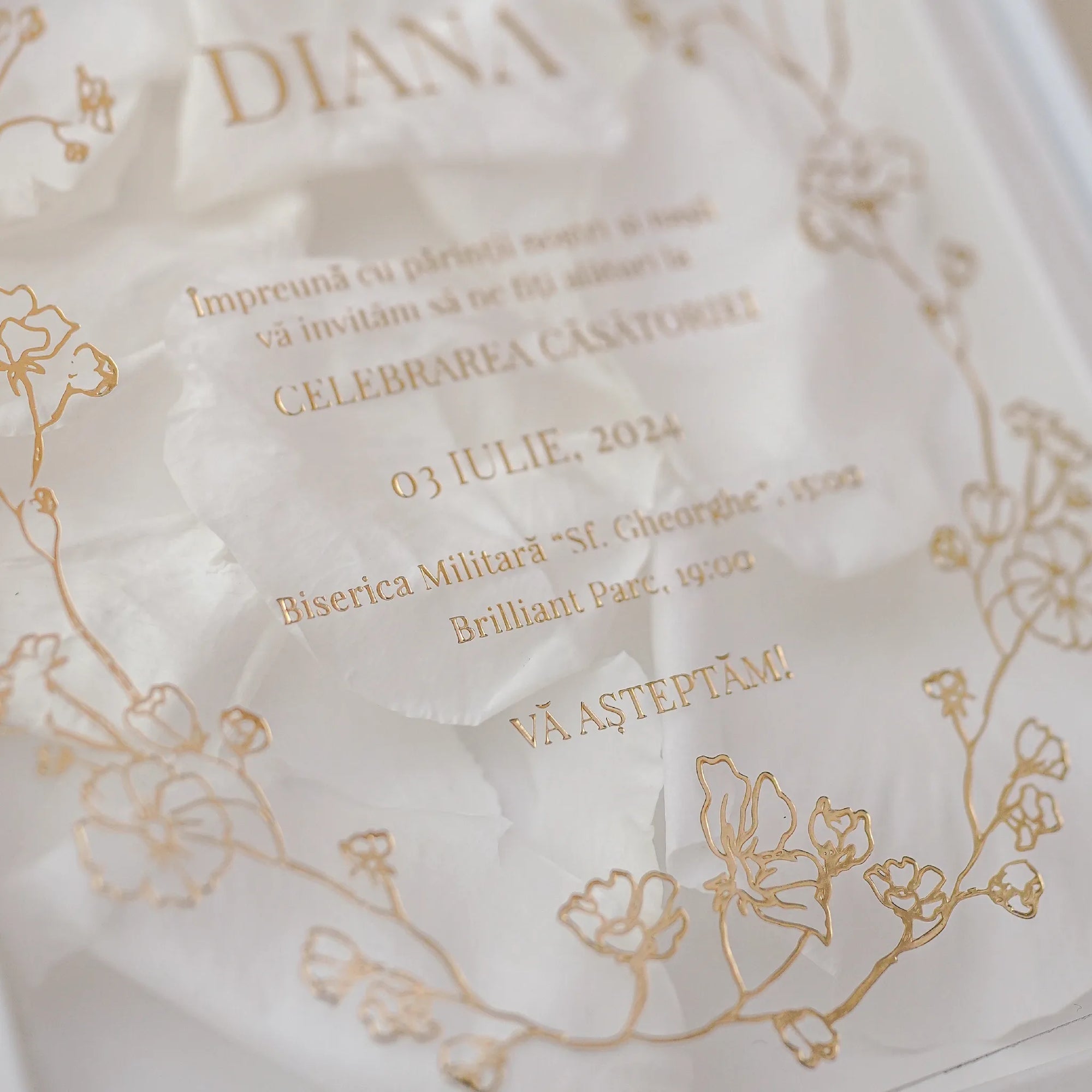 Invitație exclusivistă nași plexiglas acrilic, petale albe și gravură aurie, prezentată într-o cutie albă elegantă