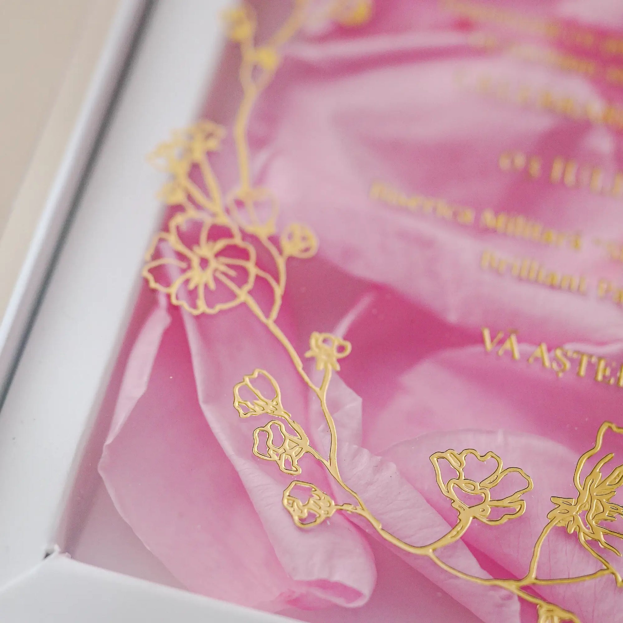 Invitație nași plexiglas transparent, flori aurii și detalii romantice cu petale roz, cutie albă premium