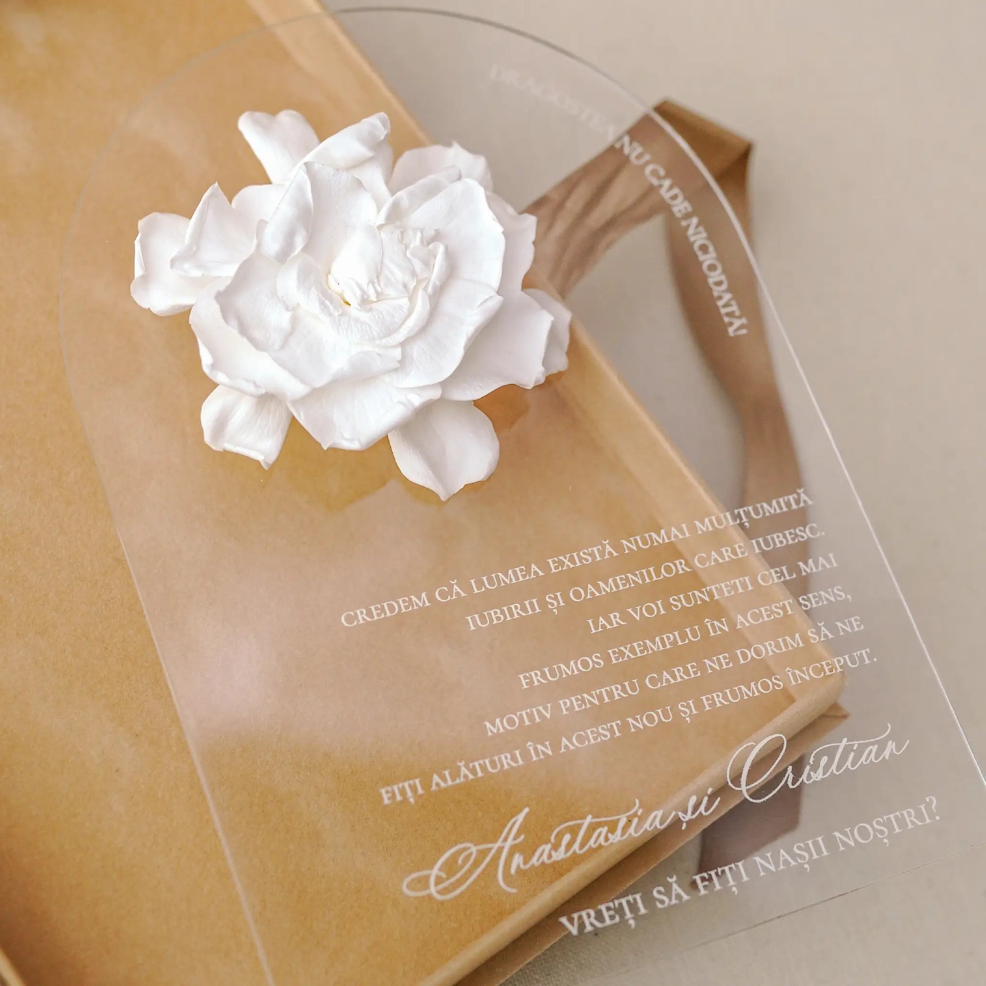 Invitație nași plexiglas acrilică personalizată, cu floare chiroginată albă și mesaj elegant, prezentată într-o cutie de catifea luxoasă
