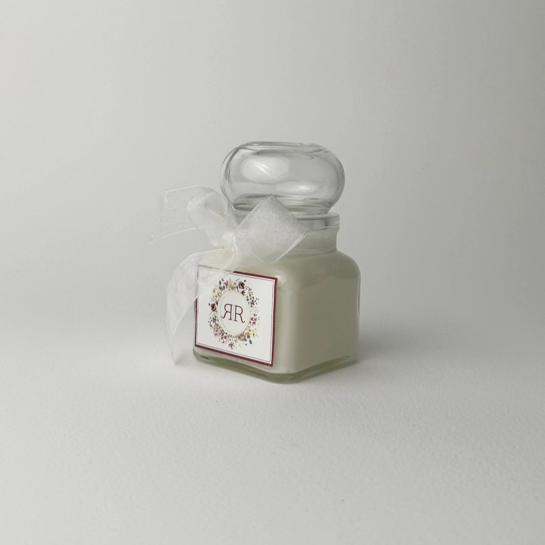 Marturie eleganta lumanare parfumata in recipient de sticla decorata cu funda organza si sticker Diandra Events