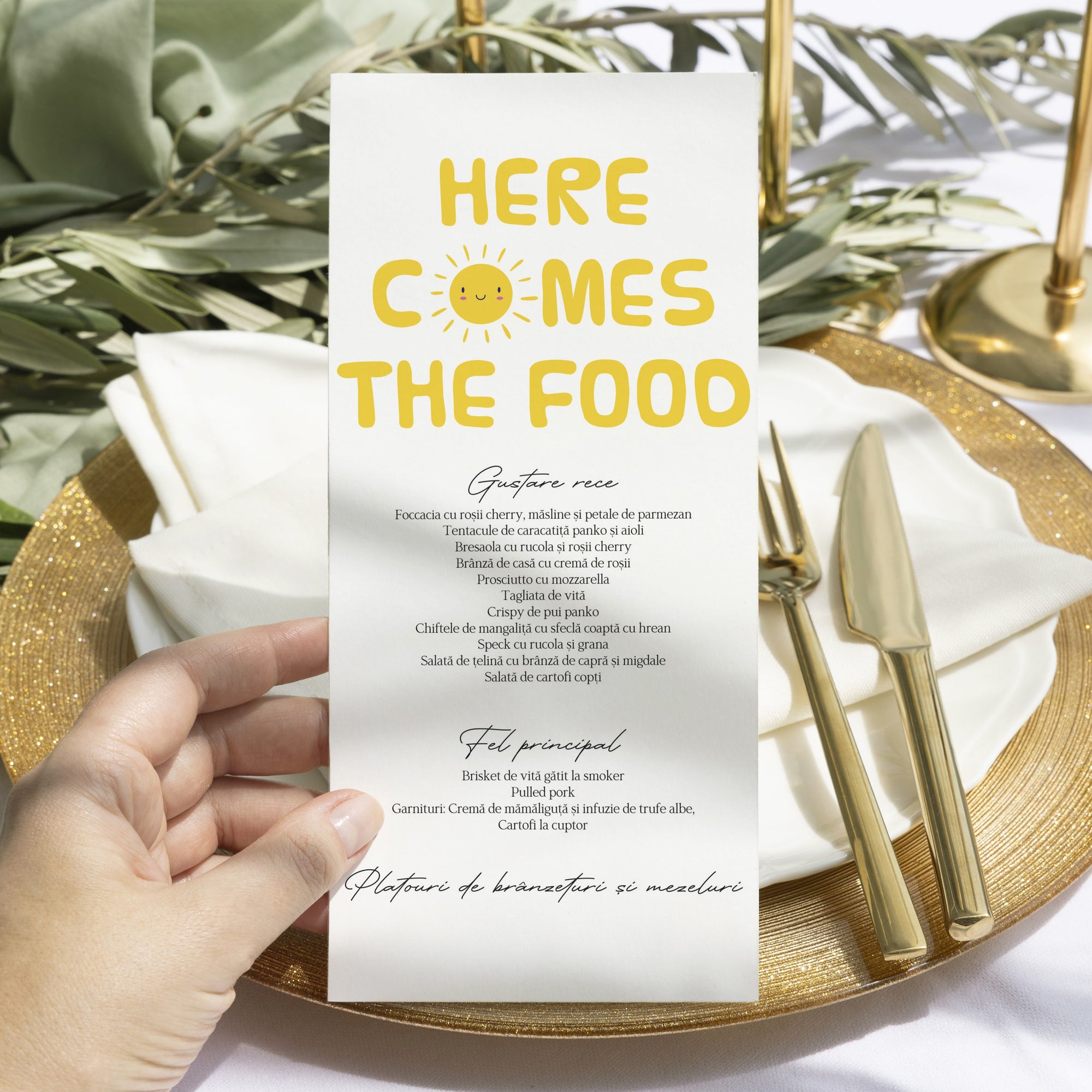 meniu galben cu text funky „Here Comes The Food”, design vesel cu soare zâmbitor, ideal pentru petrecere sau eveniment – Diandra Events