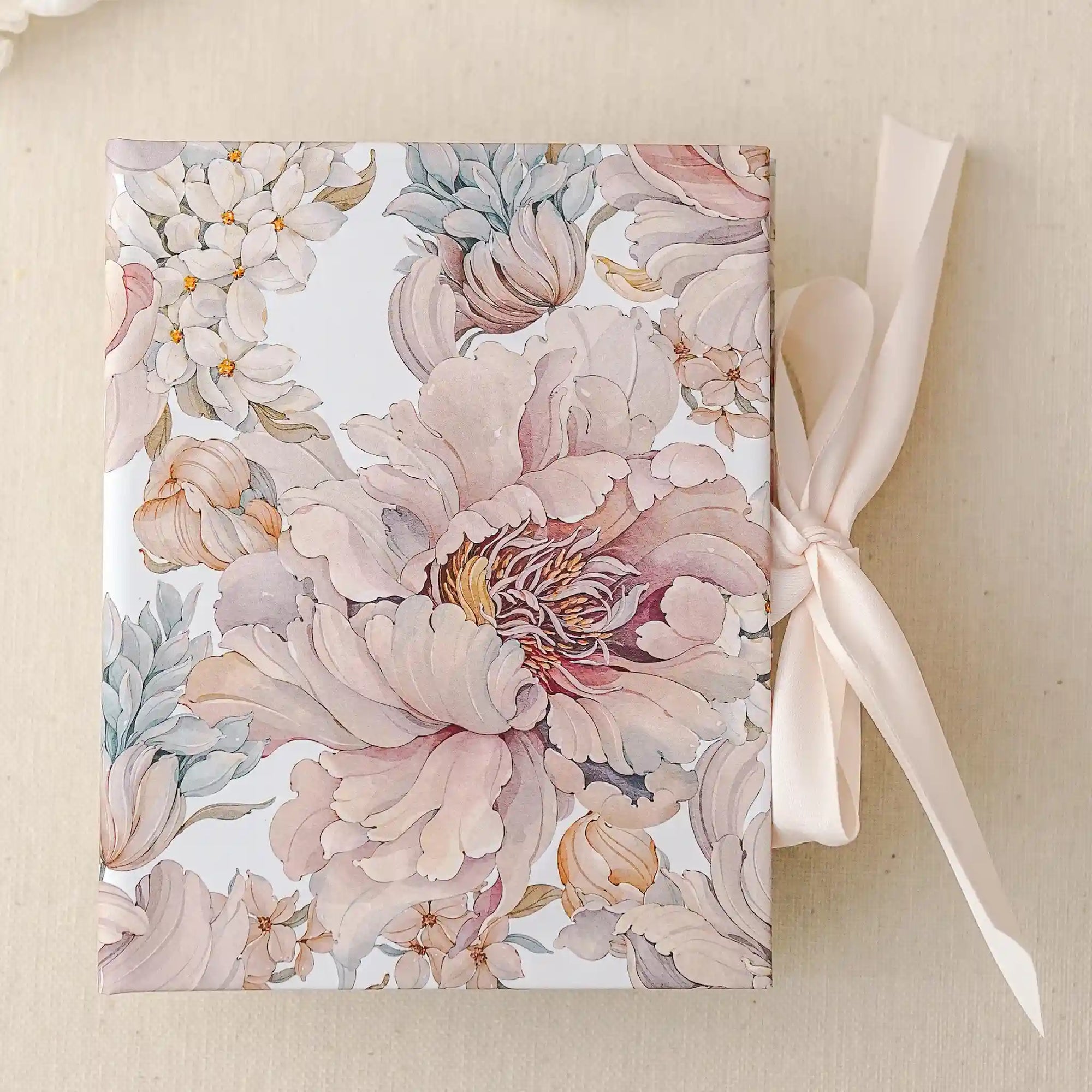 Carte de jurăminte cu design floral delicat, accesoriu personalizat pentru miri, nuntă elegantă, dimensiune practică 10x15 cm