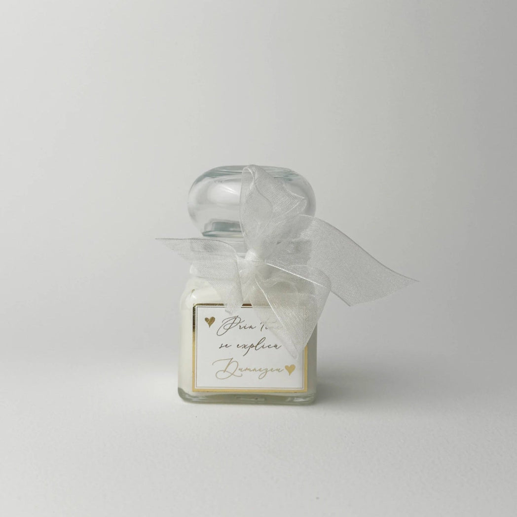 Marturie eleganta lumanare in recipient de sticla cu funda organza si sticker personalizat Diandra Events – design unic si luxos