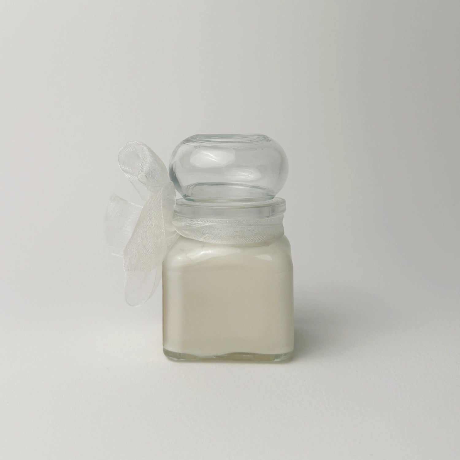 Lumanare marturie personalizata de la Diandra Events – recipient de sticla, funda organza, eticheta eleganta