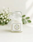 Mărturie nuntă Diandra Events – lumânare elegantă în borcan de sticlă cu fundă albă, decorată cu flori albe de lux și eucaliptus
