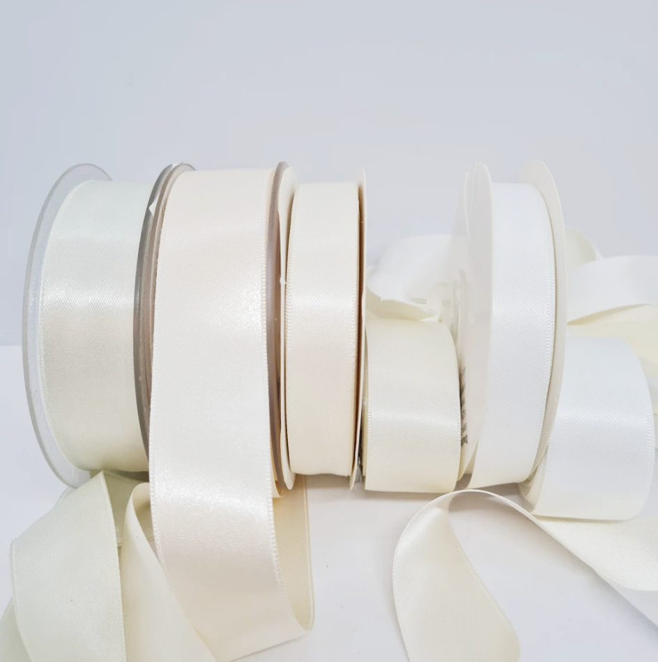 Panglică de satin ivory și alb crem, accesoriu elegant pentru invitații și decor nunți – Diandra Events