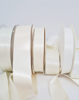 Panglică de satin ivory și alb crem, accesoriu elegant pentru invitații și decor nunți – Diandra Events