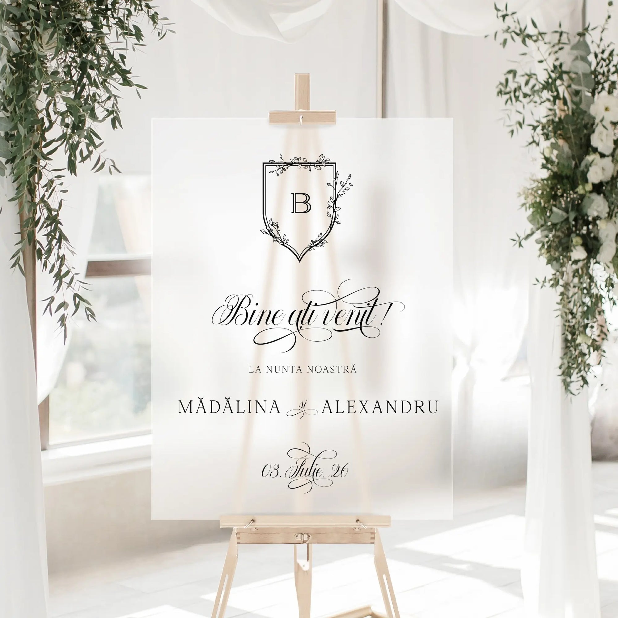 Panou acrilic frosted elegant pentru nunta, mesaj Bine ați venit, decorat cu flori albe și frunze verzi, fundal minimalist cu lumină naturală, Diandra Events