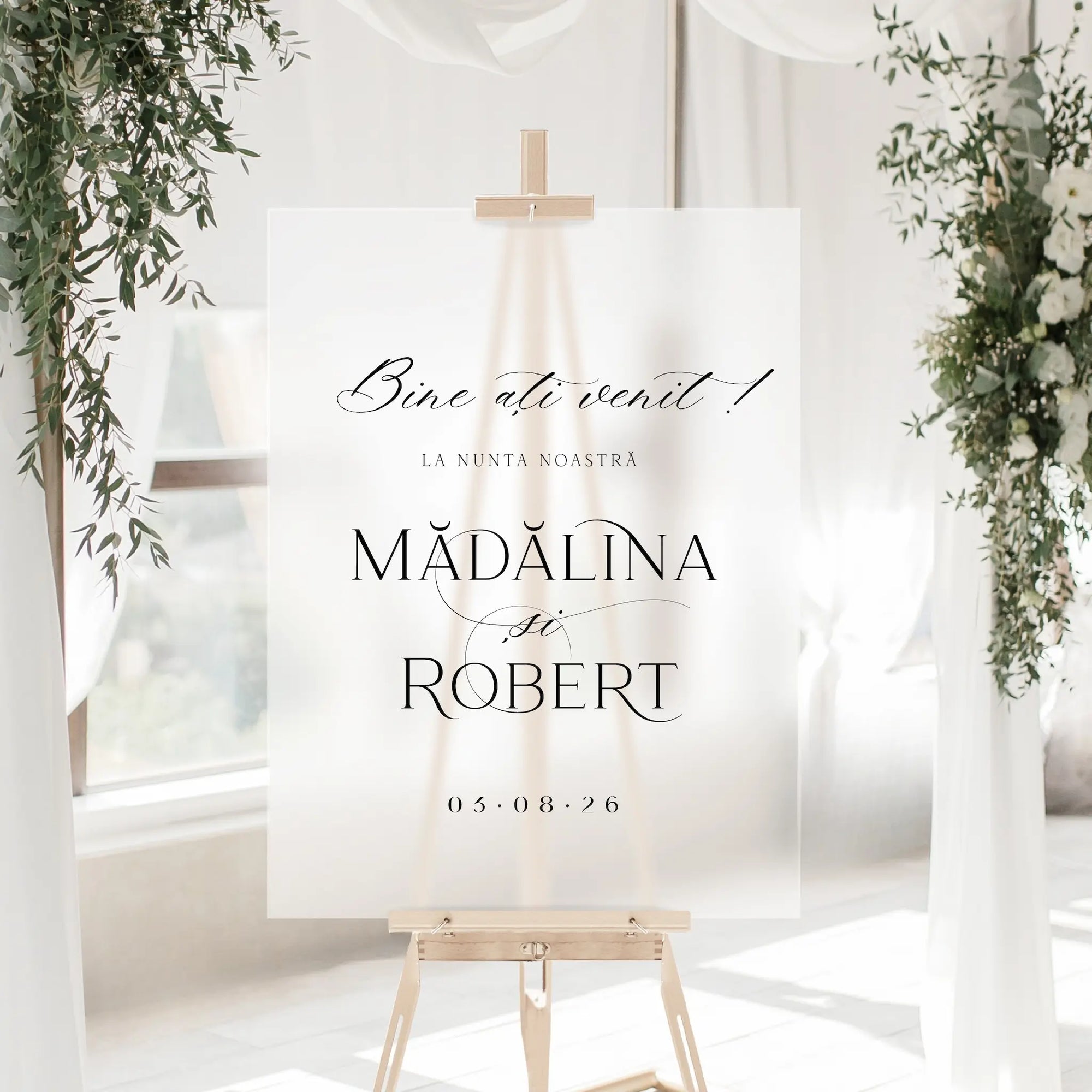 Panou bun venit nuntă acrilic plexiglas frosted, semn-bun-venit elegant decorat cu flori albe și verdeață, stil minimalist, Diandra Events
