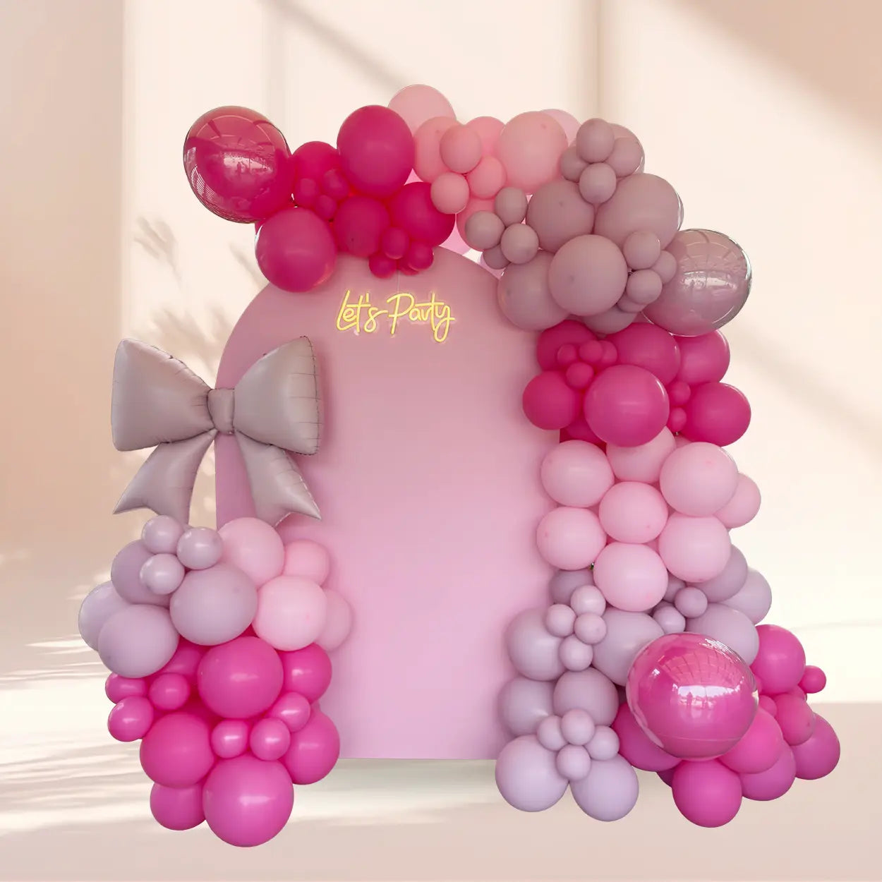 Panou decor acrilic din plexiglas cu semn luminos „Let’s Party”, personalizabil, perfect pentru petreceri și evenimente – Diandra Events.