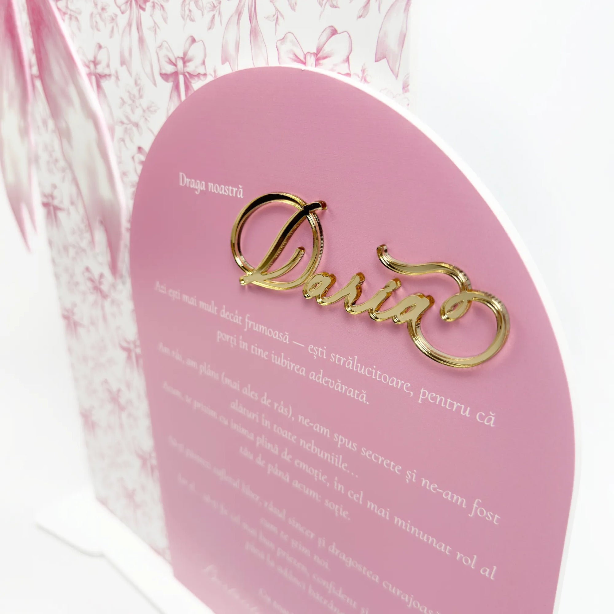 Detalii panou acrilic personalizat pentru candy bar și decor de burlăcie, cu nume aurii – Diandra Events