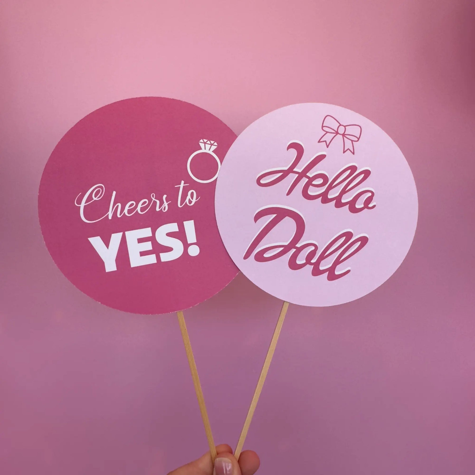 Party pops premium pentru petreceri burlăcite, model „Cheers to YES!” și „Hello Doll”, perfecte pentru decor și fotografii de grup – Diandra Events