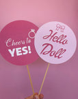 Party pops premium pentru petreceri burlăcite, model „Cheers to YES!” și „Hello Doll”, perfecte pentru decor și fotografii de grup – Diandra Events