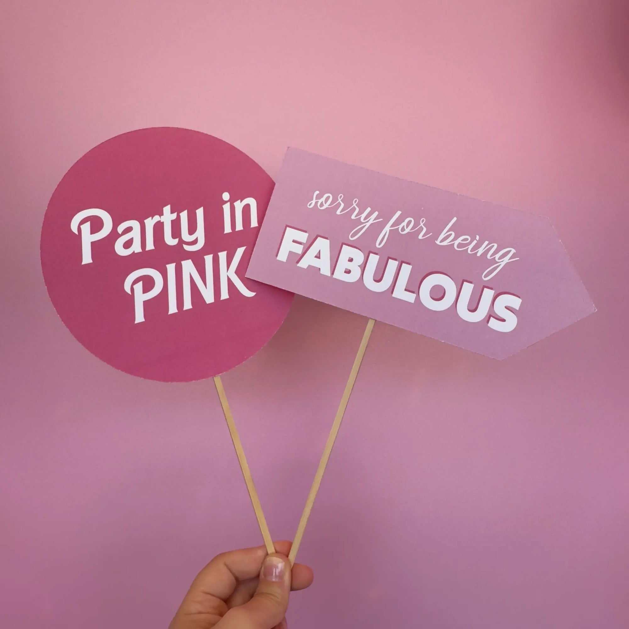 Party pops personalizate pentru petreceri burlăcite, design „Party in Pink” și „Sorry for being fabulous”, accesorii foto și candy bar – Diandra Events