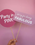 Party pops personalizate pentru petreceri burlăcite, design „Party in Pink” și „Sorry for being fabulous”, accesorii foto și candy bar – Diandra Events