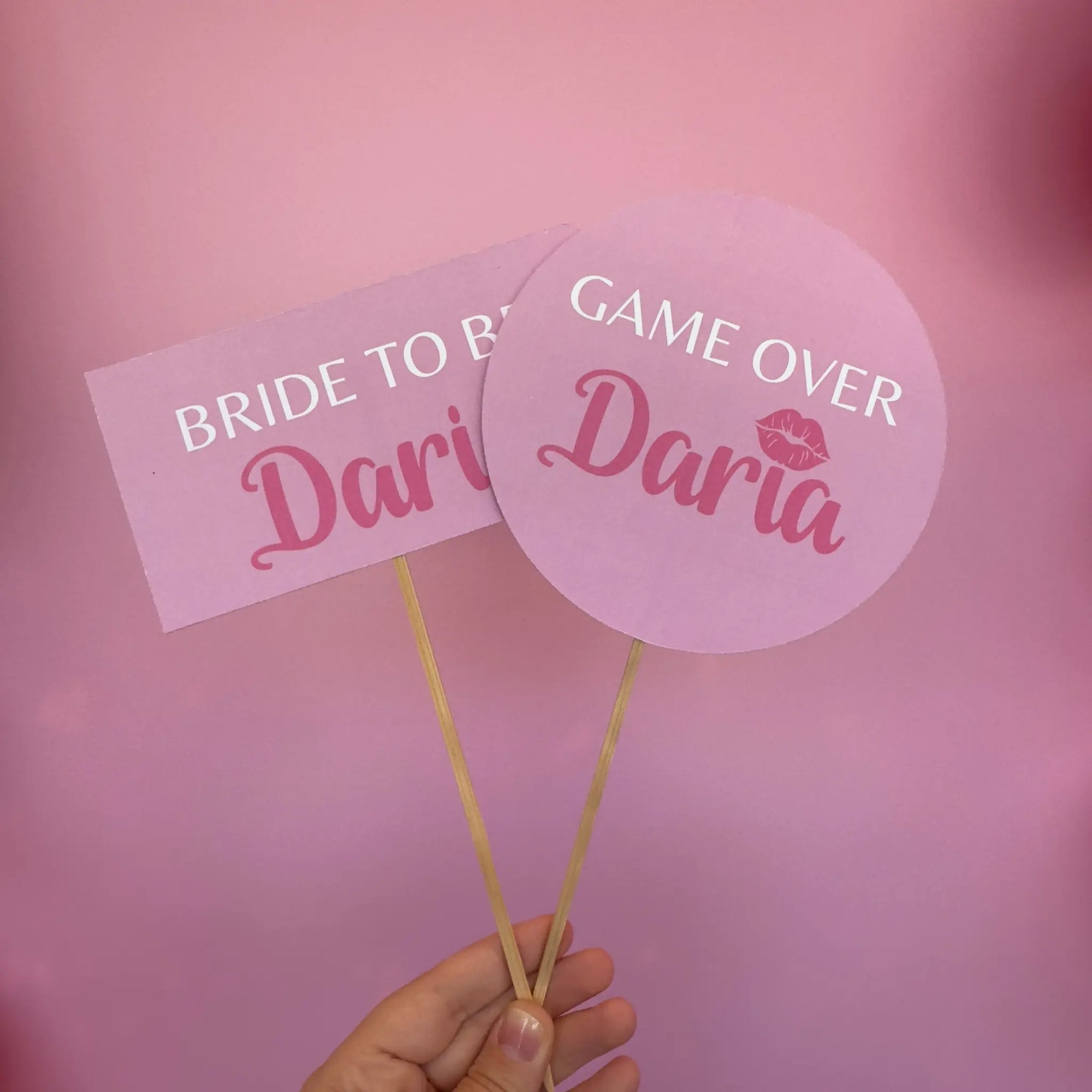 Party pops personalizate pentru petrecerea burlăcițelor, cu texte „Bride to Be” și „Game Over”, accesorii amuzante pentru distracție