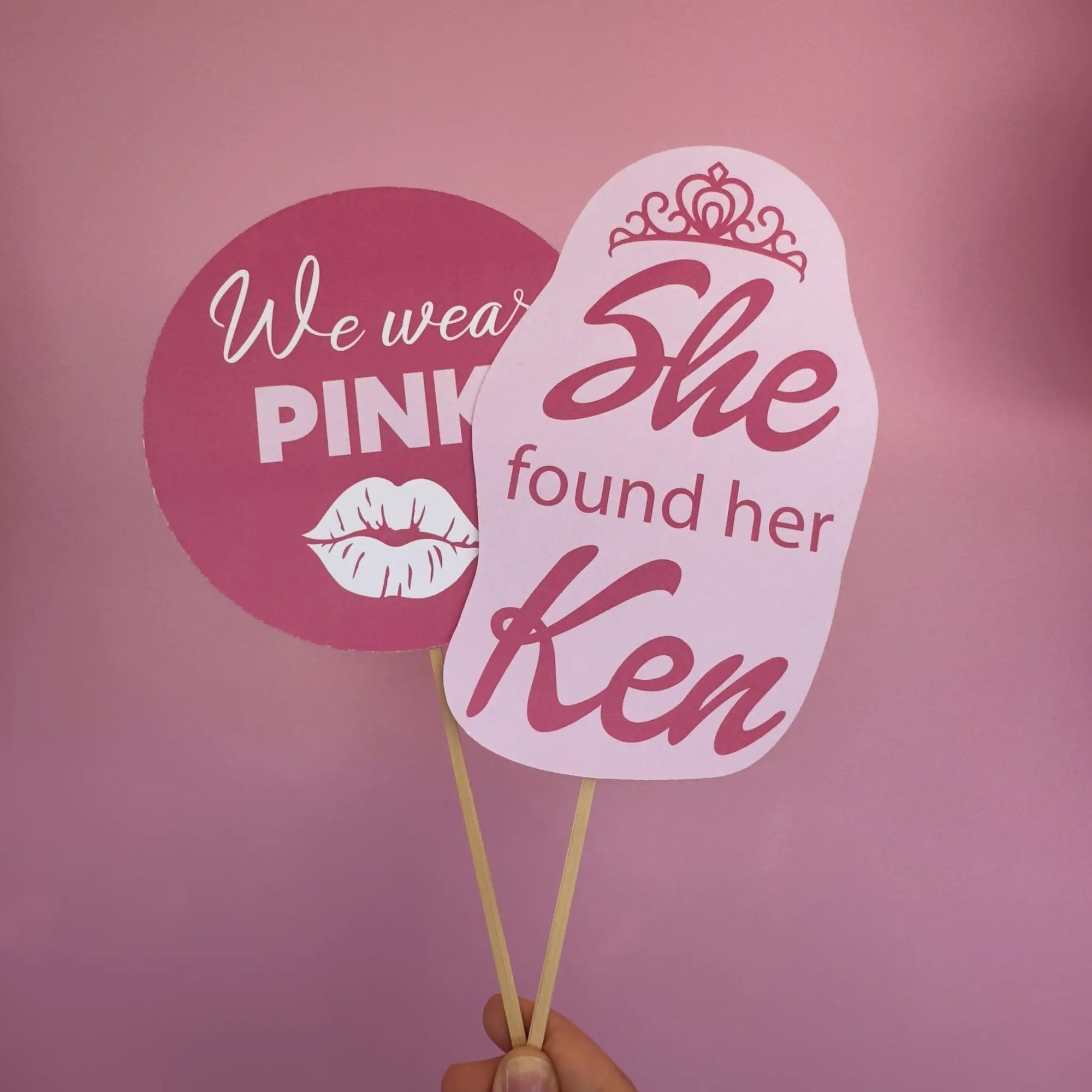 Party pops pentru petreceri burlăcite, inscripționate „We wear pink” și „She found her Ken”, accesorii tematice și distractive – Diandra Events