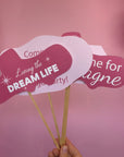 Party pops decorative pentru petrecerea burlăcițelor, citate „Living the dream life” și mesaje amuzante, perfecte pentru photo corner și candy bar