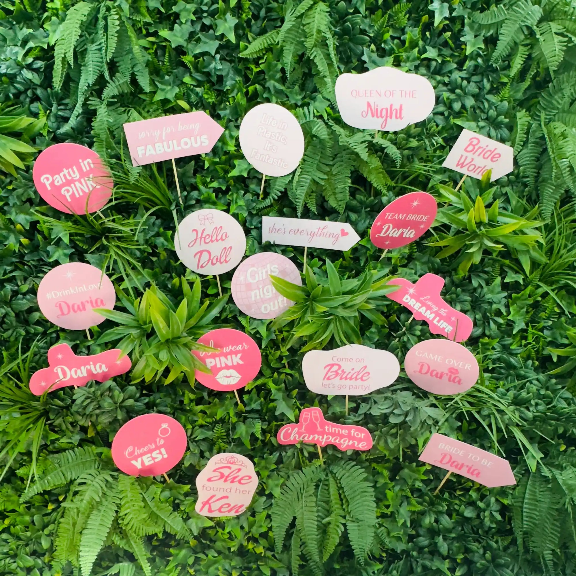 Set party pops personalizate pentru petreceri burlăcite, 20 de bucăți, expuse pe fundal verde, accesorii amuzante pentru candy bar și photo booth – Diandra Events