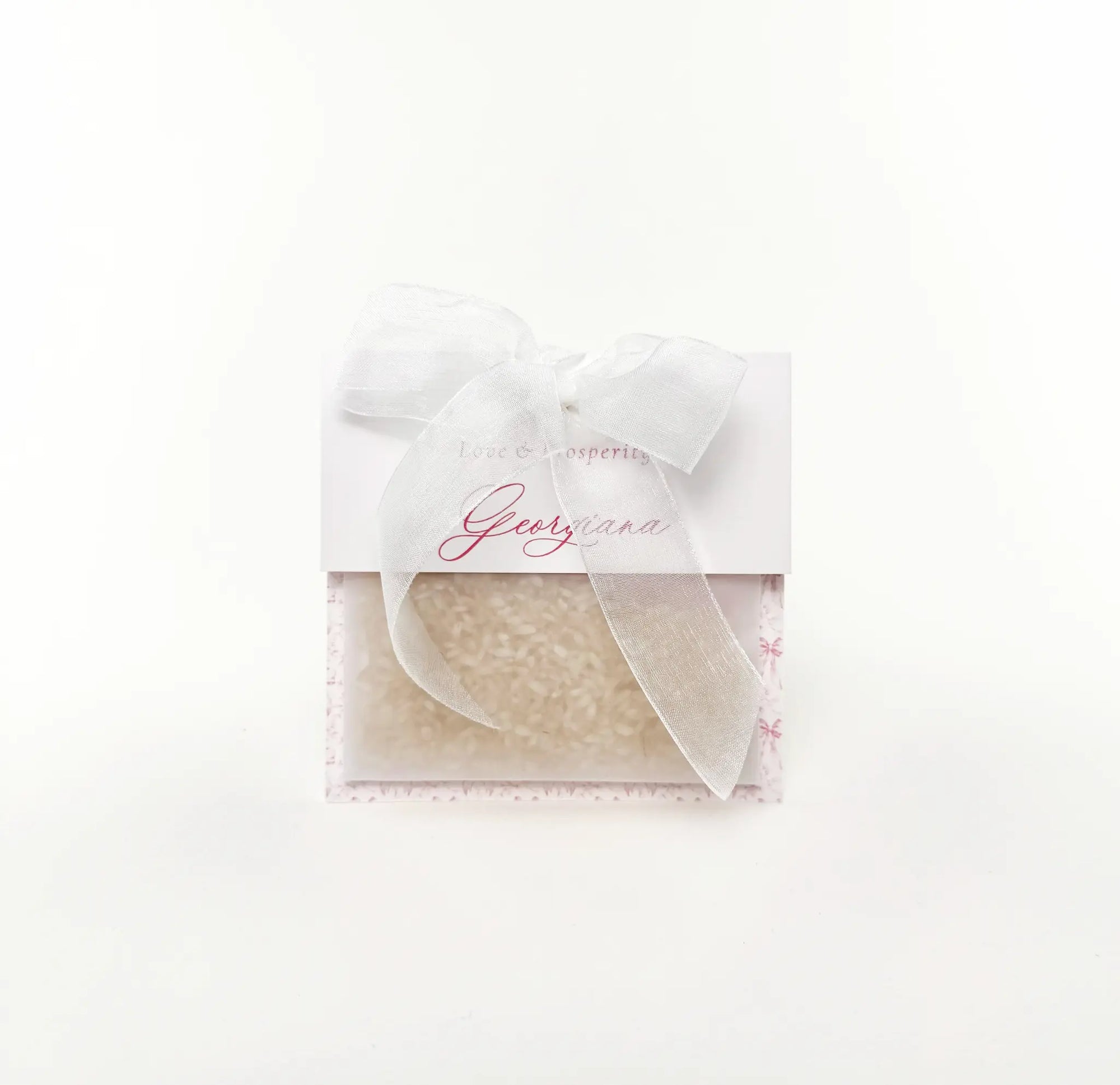 Mărturie nuntă cu orez ambalat elegant și fundiță albă, personalizată cu nume – Diandra Events