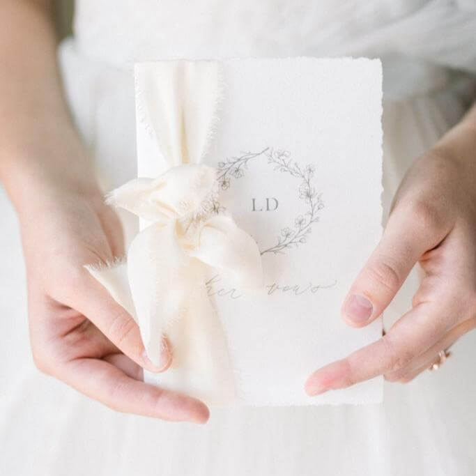 Cărticică jurăminte nuntă Diandra Events, realizată manual din hârtie handmade, cu panglică din mătase