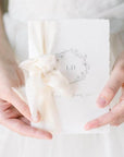 Cărticică jurăminte nuntă Diandra Events, realizată manual din hârtie handmade, cu panglică din mătase