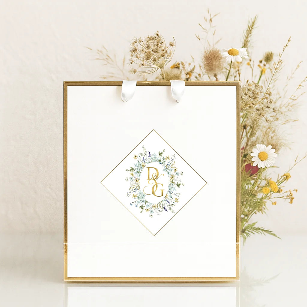 Pungă cadou nuntă elegantă cu monogramă florală și detalii aurii, Diandra Events – ambalaj premium pentru mărturii și accesorii nuntă