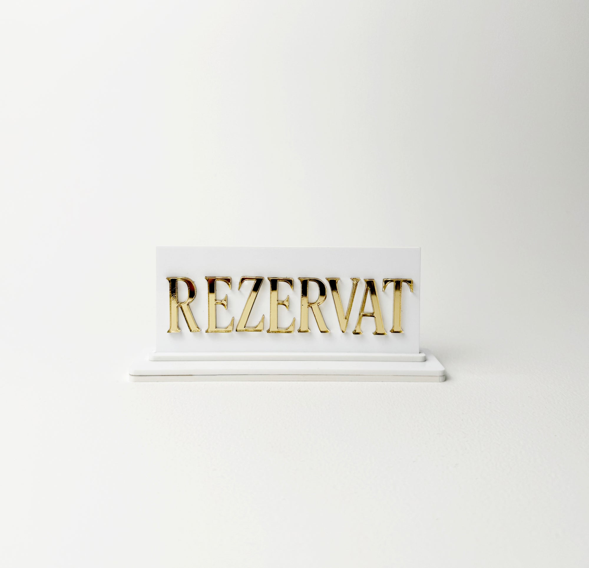 semn rezervat masa din acrilic alb cu litere aurii pentru evenimente