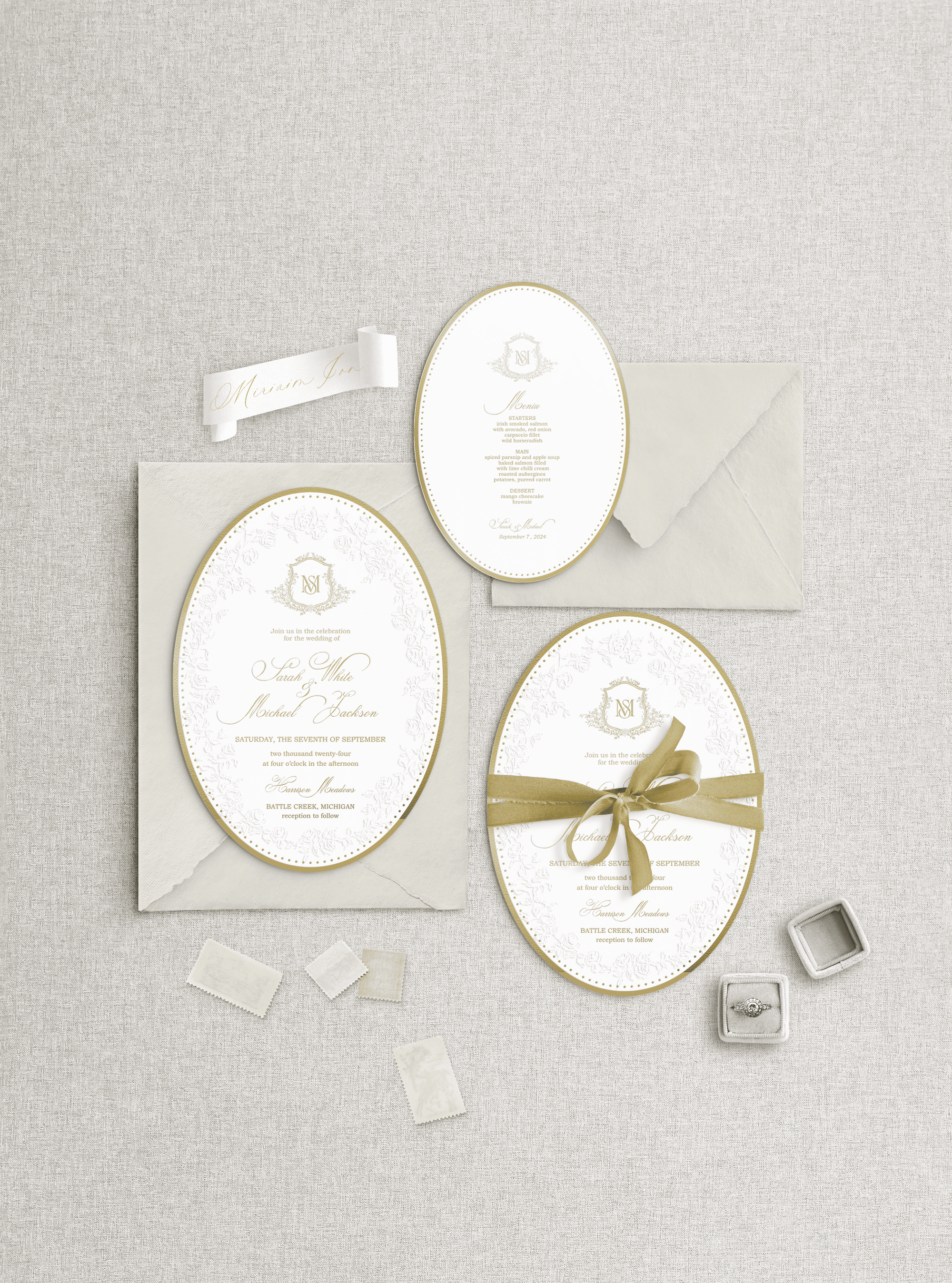 Invitație de nuntă ovală embosată elegantă cu monogramă, margini aurii și panglică din mătase – Diandra Events