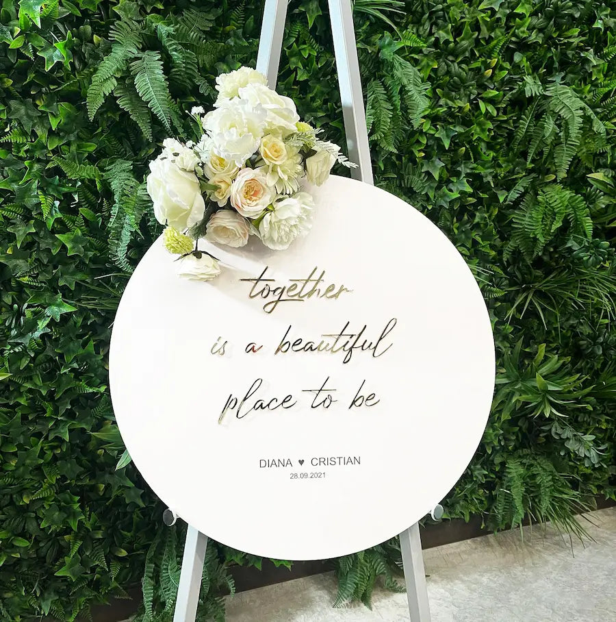 Semn rotund de nuntă cu flori albe, litere 3D aurii pe plexiglas acrilic alb, decor elegant personalizat realizat de Diandra Events