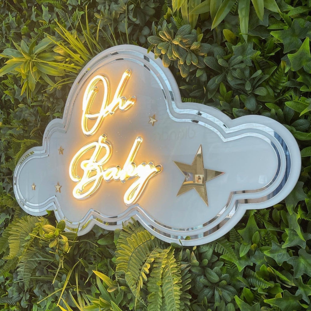 Semn luminos „Oh Baby” personalizabil – decor premium pentru botez sau evenimente, ideal pentru candy bar și colț foto. Pentru personalizare, contactați Diandra Events.