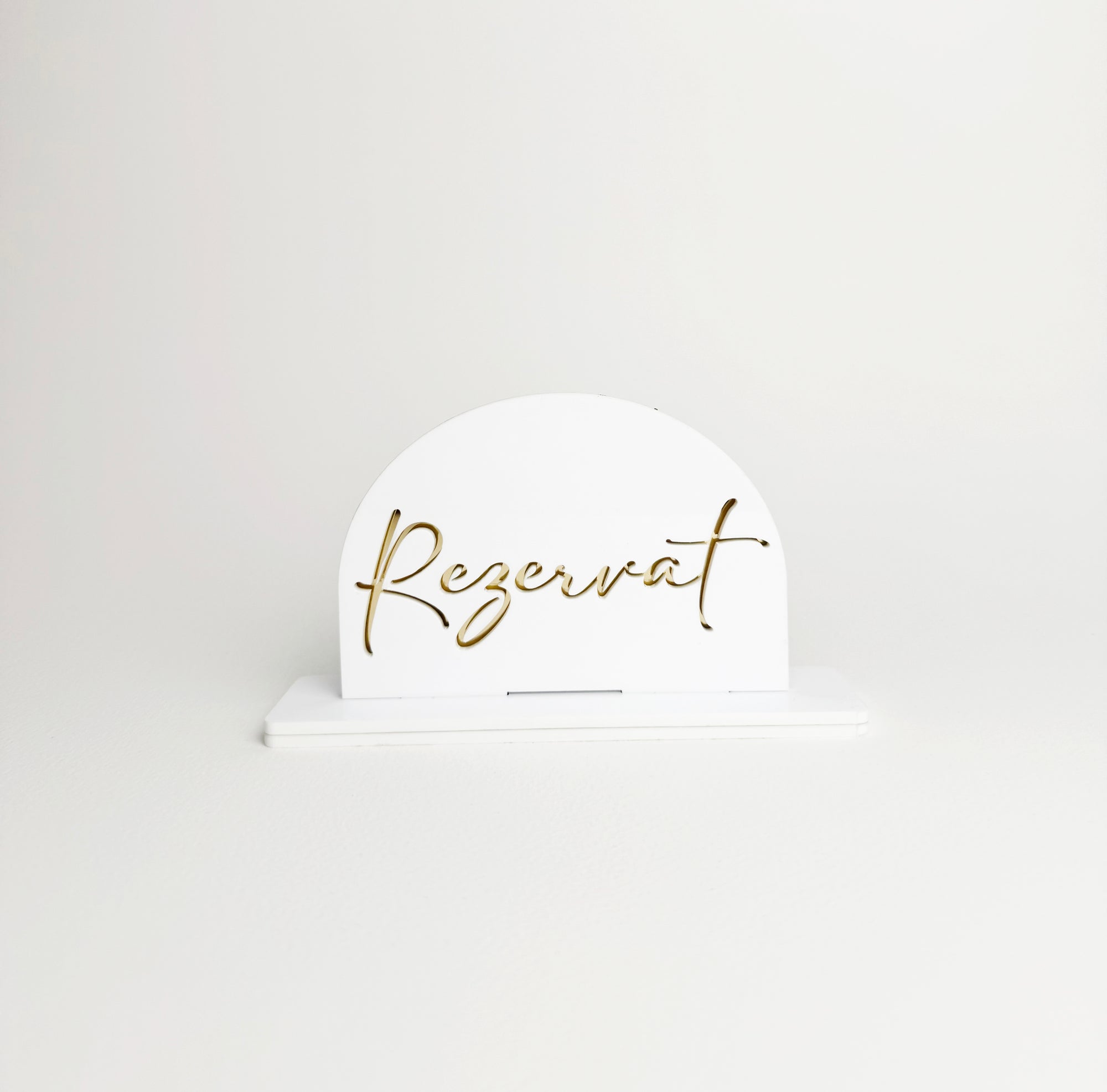 placuta rezervat eleganta din plexiglas alb cu text auriu pentru nunta si botez