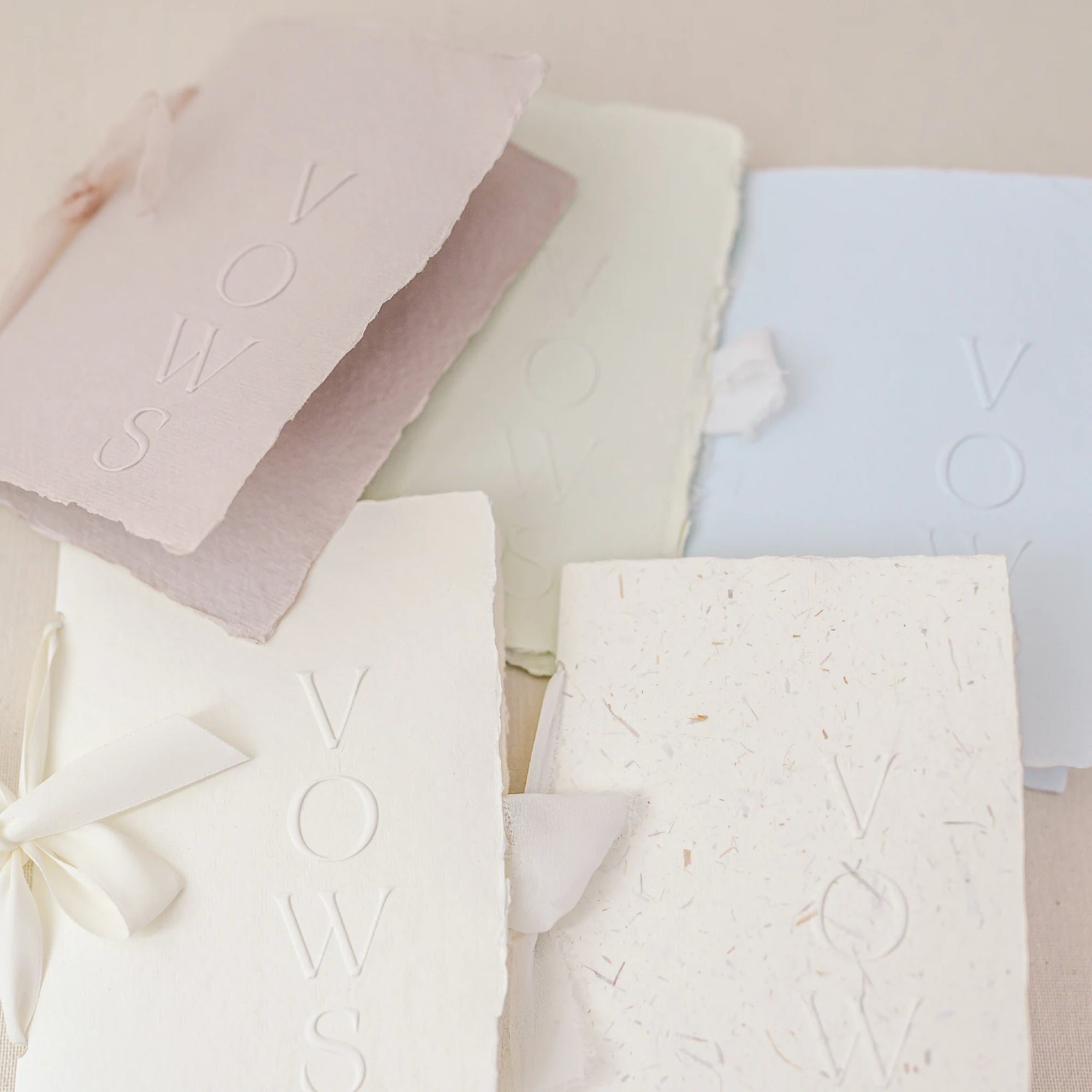 Carte jurăminte Vows pastel (roz, alb, verde, albastru) realizată manual pe hârtie artizanală handmade, colecție colorată Diandra Events