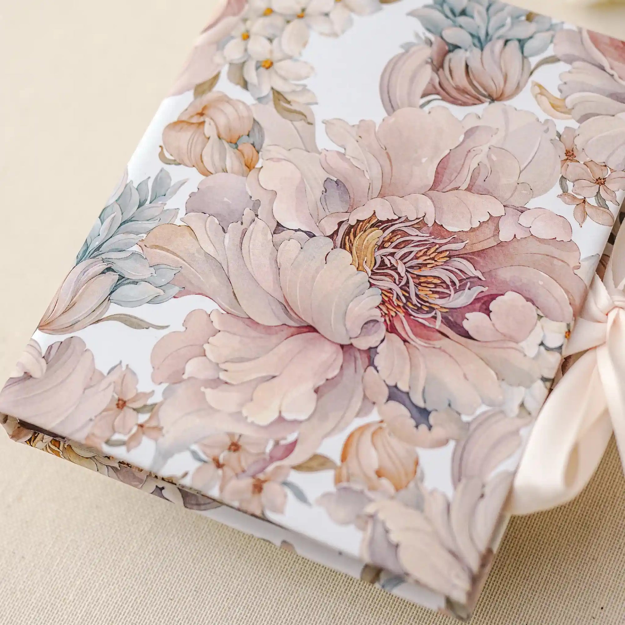 Carte jurăminte personalizată florală cu imprimeu romantic, copertă elegantă, perfectă pentru ceremonia de nuntă – Diandra Events