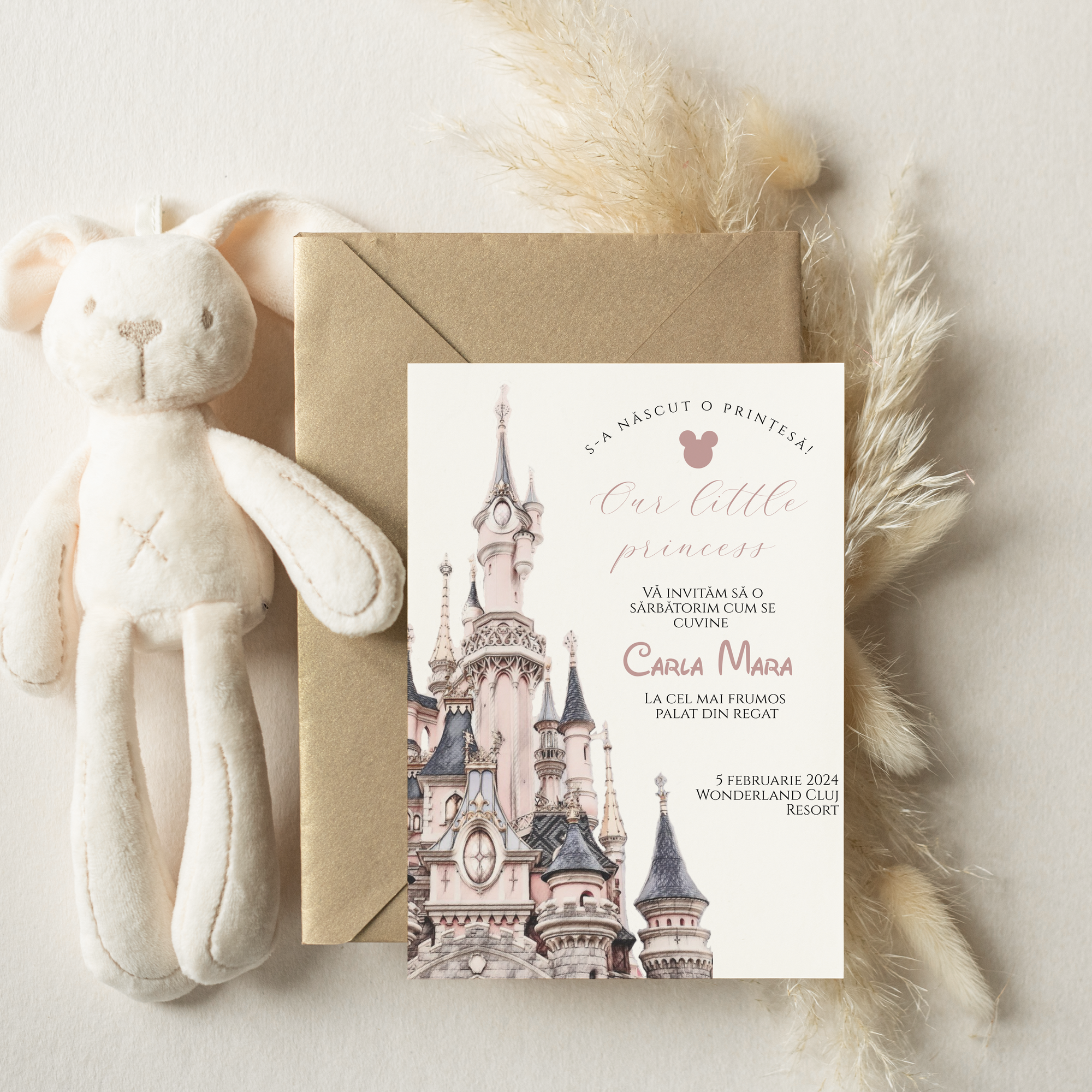 Invitație de botez fetiță cu tematică castel roz și text ‘Our Little Princess’, design elegant în stil regal, cu plic auriu, decor minimalist – Diandra Events.