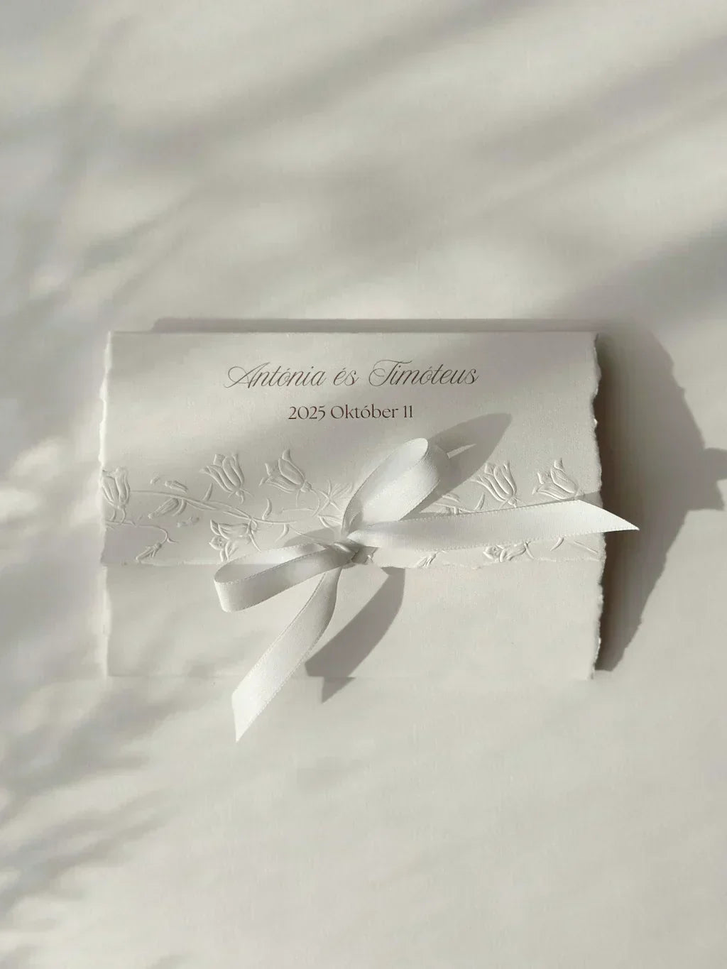 Invitații de nuntă spectaculoase: acrilică sau hârtie manuală?